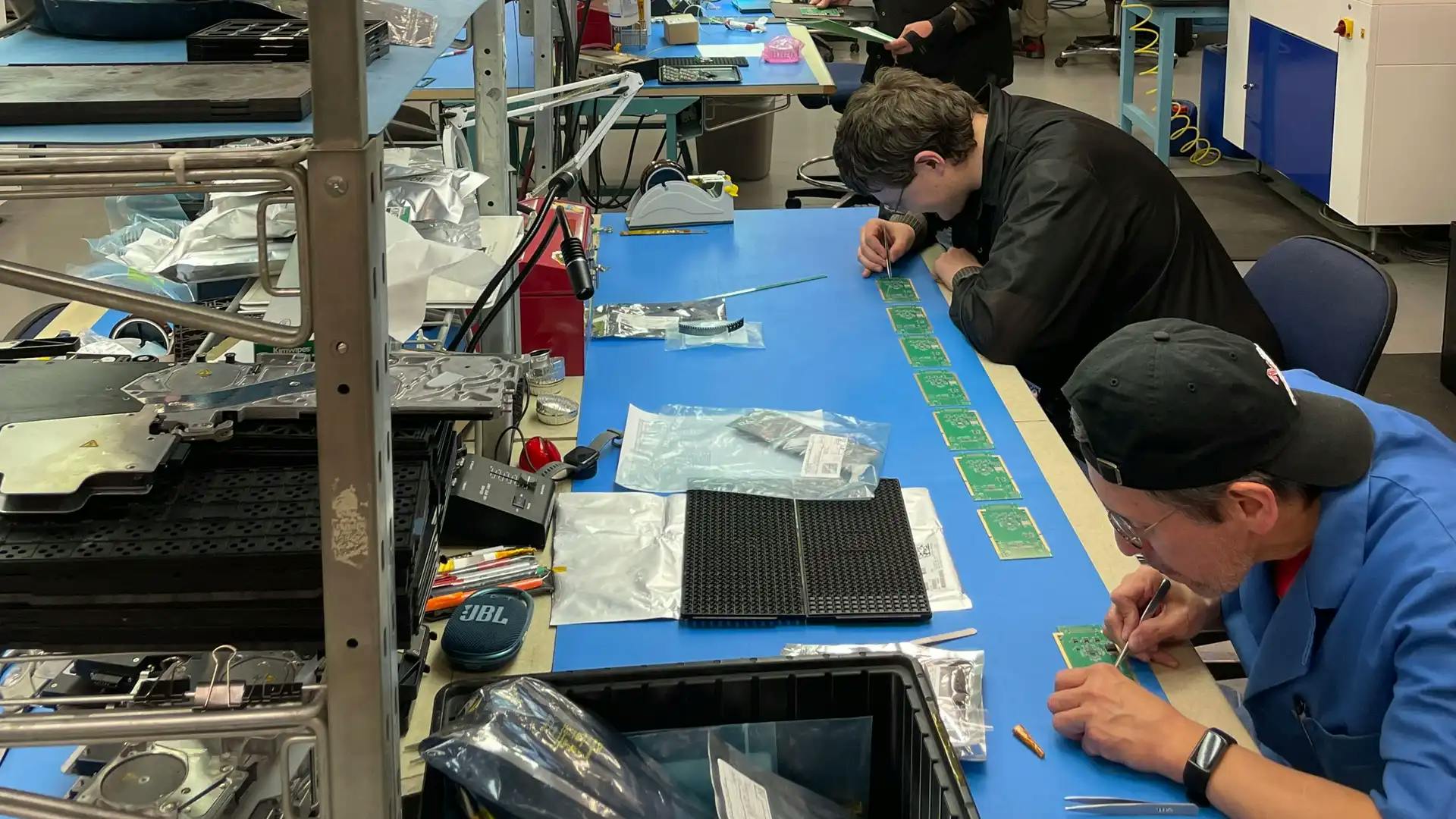Manufacturers assembling circuit boards